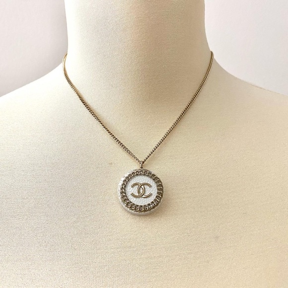 Authentic Chanel necklace, never been used - Picture 3 of 15